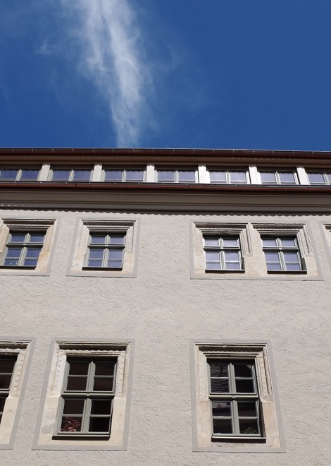 Denkmalgerechte Sanierung – Fassade mit Sandsteingewänden